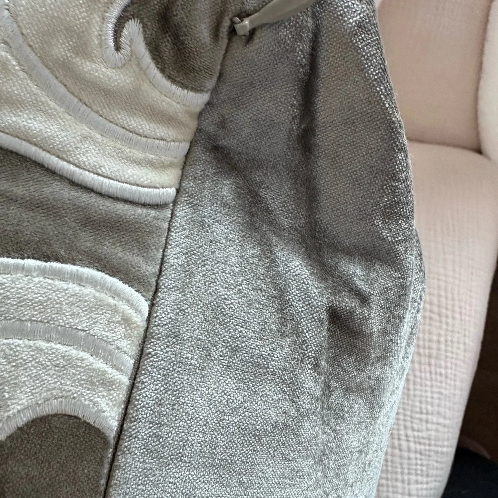 🦋1/2OFF🦋silver and ivory embroidered velvet accent pillow.22x22. Inc down insert - Picture 4 of 10